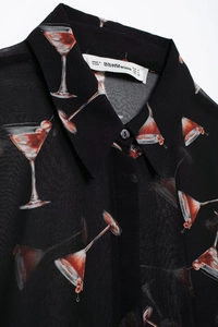 Détail du col et de l'étiquette avec l'imprimé verre à cocktail sur mousseline noire