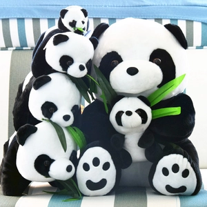 Nahaufnahme von süßen Panda-Plüschtieren in fünf Größen mit grünen Bambusblättern