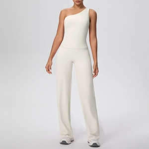Détail de l'ensemble haut asymétrique blanc crème et pantalon de yoga à jambes larges
