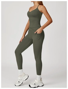 Completo yoga verde oliva con canotta con scollo a V e leggings a vita alta con tasche
