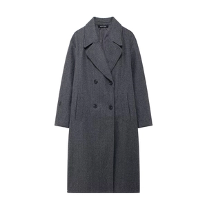 Détail d'un manteau en laine gris foncé avec boutons à double boutonnage et revers