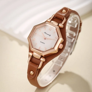 Détail de la montre Rinnandy avec boîtier hexagonal or rose et cadran blanc texturé chic