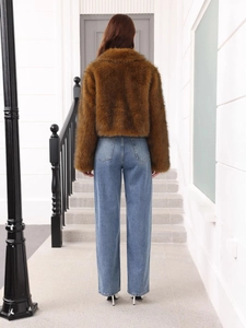 Brauner Langhaar-Kunstpelzmantel mit hellblauen Jeans in der Rückansicht kombiniert