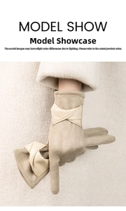 Gros plan de gant en daim kaki avec nœud en cuir sur mannequin portant un manteau en peluche