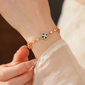 Bracelet doré élégant avec fleur en malachite verte et zircon sur fond de soie