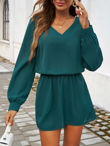 Vue détaillée de la robe vert foncé à manches bouffantes avec col en V classique