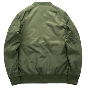 Chaqueta bomber MA1 verde oliva vista trasera con bordes acanalados y bolsillo manga