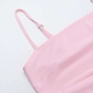 Detailaufnahme des rosa Trägerkleids mit verstellbaren Trägern und Metallschnallen