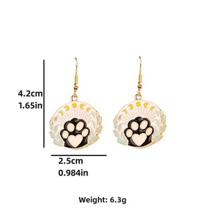 Detail view of cat paw earrings with size dimensions showing 4.2cm height and 2.5cm width