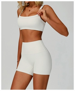Détail de l'ensemble de yoga blanc côtelé avec soutien-gorge et short à taille haute