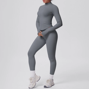 Dettaglio del set yoga grigio con polsini con foro per il pollice e leggings a vita alta senza cuciture