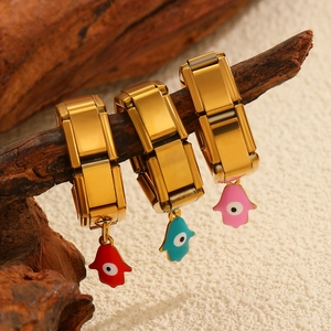 Goldenes Edelstahl-Modulararmband mit bunten Hand der Fatima Anhängern am Ast