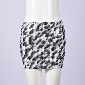 Detalle de minifalda de lentejuelas con estampado de leopardo blanco y negro brillante