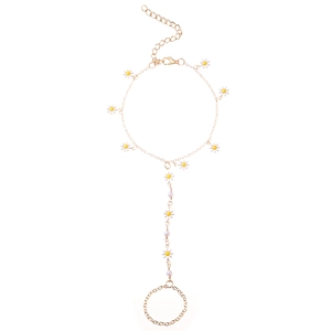 Goldenes Gänseblümchen Ringarmband mit weißen Emaille-Blumen und Perlen für den Strand