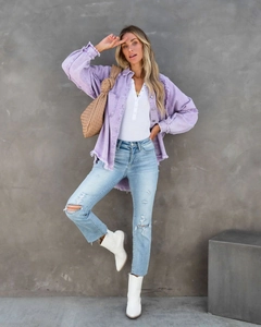 Detail der lavendelfarbenen Jeansjacke im Oversize-Look mit Fransen und Rissen