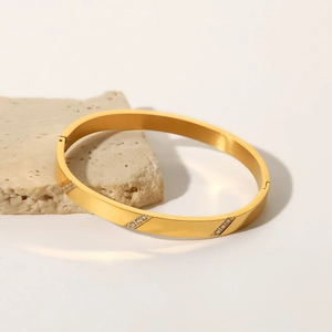 Dettaglio di bracciale in acciaio inossidabile 18K con inserto di zirconi bianchi