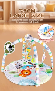 Detalle de la manta de juegos para bebé con motivos de animales y arco de juguetes