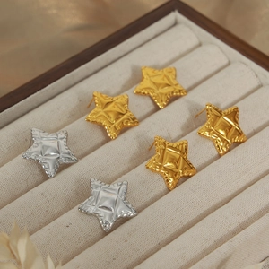 Boucles d'oreilles étoiles chic en acier titane plaqué or 18 carats et argent fin