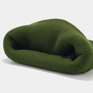 Détail du bonnet en maille vert foncé avec texture côtelée épaisse de haute qualité