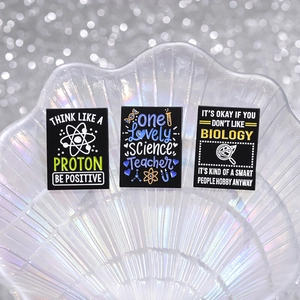 Trois broches en émail sur la science avec citations éducatives et thèmes de chimie
