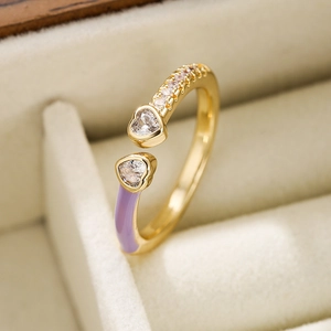 Anello aperto placcato oro con zirconi a cuore e smalto viola in scatola di velluto