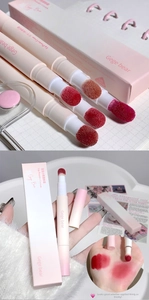Detail view of the sponge applicator head for matte lip mud cream with smooth texture