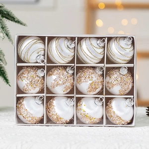 Détail de 12 boules de Noël de luxe blanc et or avec paillettes en boîte