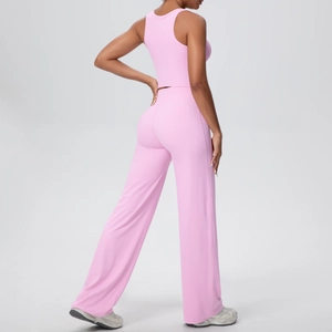 Dettaglio completo di set sportivo rosa con pantaloni a gamba larga e crop top