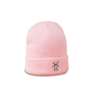 Vue détaillée du bonnet en maille rose avec broderie ours noir sur le bord replié