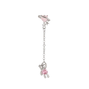 Detail von Bären-Ohrring mit rosa Zirkon-Herzplanet und hängender Sternenkette