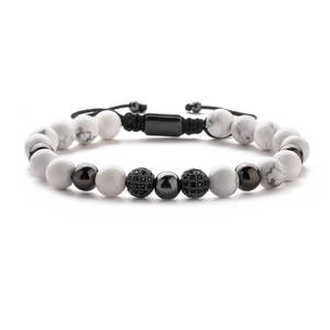 Détail d'un bracelet en corde tressée ajustable avec perles de marbre et boule sertie