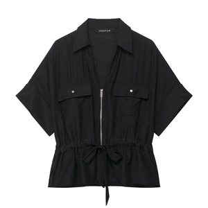 Détail de chemise utilitaire noire avec zip, poches à rabat et taille à cordon