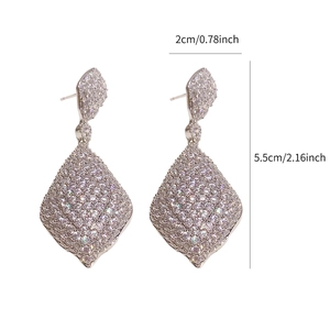 Boucles d'oreilles pendantes en argent avec zircons pour une élégance de fête