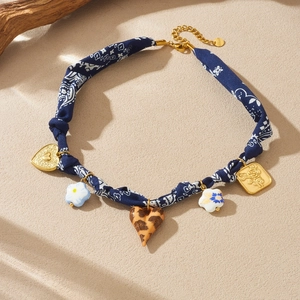 Collier en soie avec cœur léopard et breloques de fleurs en céramique dorées