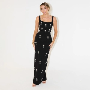 Robe moulante noire élégante avec perles florales et une silhouette ajustée