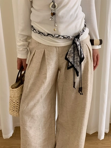 Détail du pantalon large en lin à taille haute de couleur avoine avec poches