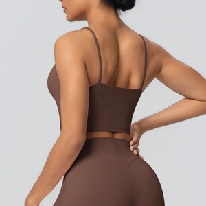 Détail du design dos nu et de la texture mate de cet ensemble de yoga marron pour sport