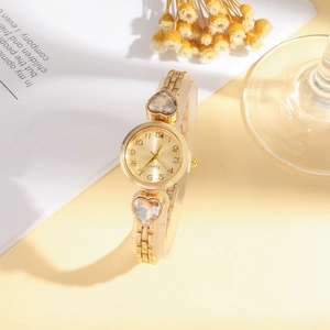 Montre à quartz dorée pour femme avec cristaux en forme de cœur et cadran doré rond