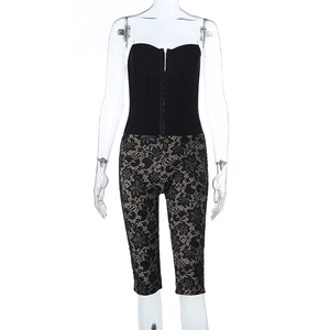 Detailaufnahme der sexy schwarzen floralen Spitze und Korsett-Textur am Jumpsuit