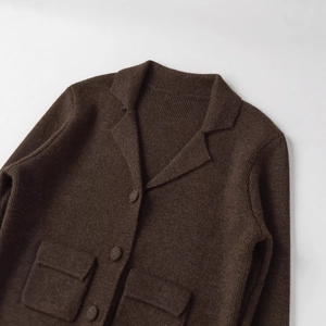 Giacca cardigan da donna in maglia marrone scuro con colletto a rever e tasche