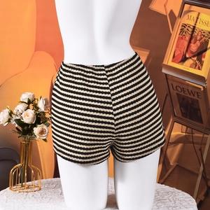 Detailopname van gestreepte gebreide short met slanke pasvorm op een witte mannequin