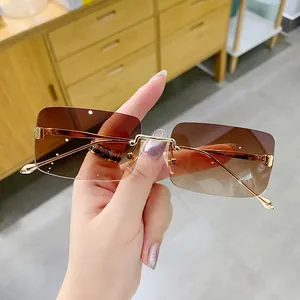 Moderne randlose Rechteck-Sonnenbrille mit goldfarbenen Metallbügeln und braunem Verlauf