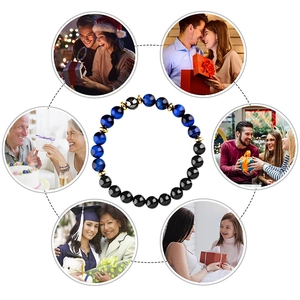 Vue détaillée du bracelet en œil de faucon bleu présenté comme cadeau idéal pour diverses fêtes