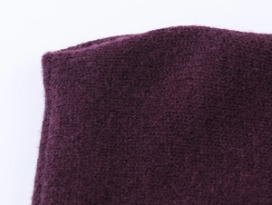 Détail de la maille violette douce et finitions de couture précises du vêtement