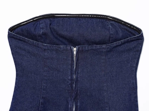Gros plan d'un bustier en jean avec coutures précises et fermeture éclair métallique