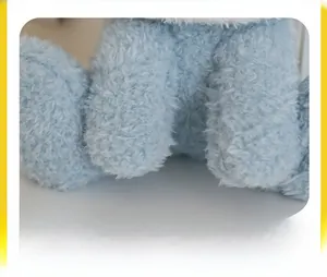Makroaufnahme der dichten Plüschtextur und der vollen Füllung dieses süßen blauen Spielzeugs