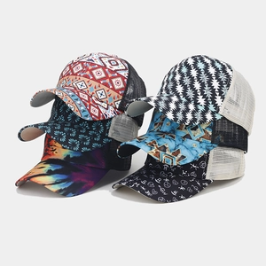Dettaglio di cappelli trucker in rete traspirante con vari motivi stampati colorati