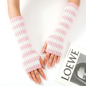 Dettaglio macro di scaldabraccia in maglia a righe rosa e bianche senza dita