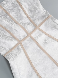Détail de la texture géométrique argentée tricotée et des bordures bandage beige