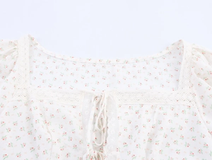 Detailaufnahme von Oberteil mit quadratischem Ausschnitt, Spitze und kleiner Schleife